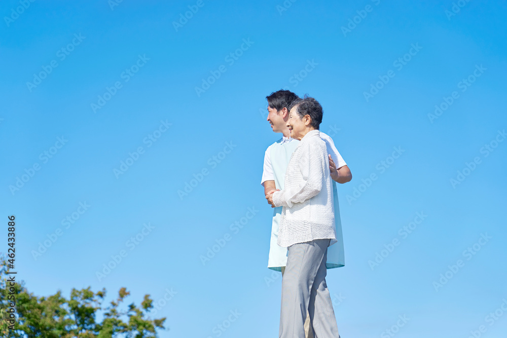 介護士と高齢者