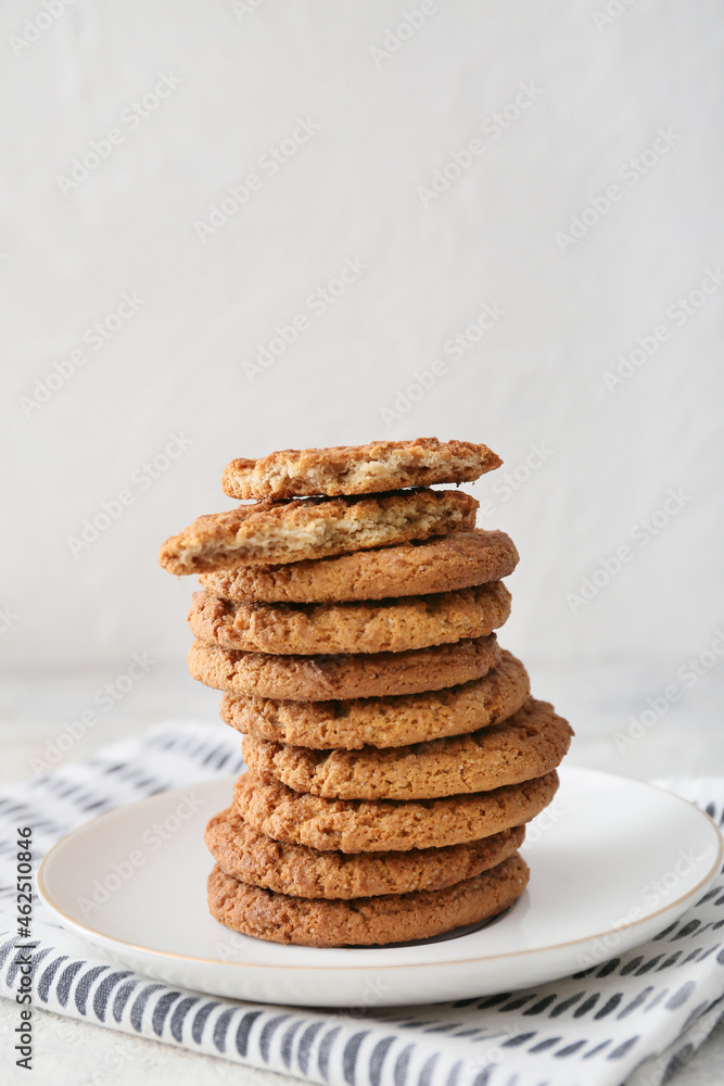 白底上有美味的hojicha饼干的盘子