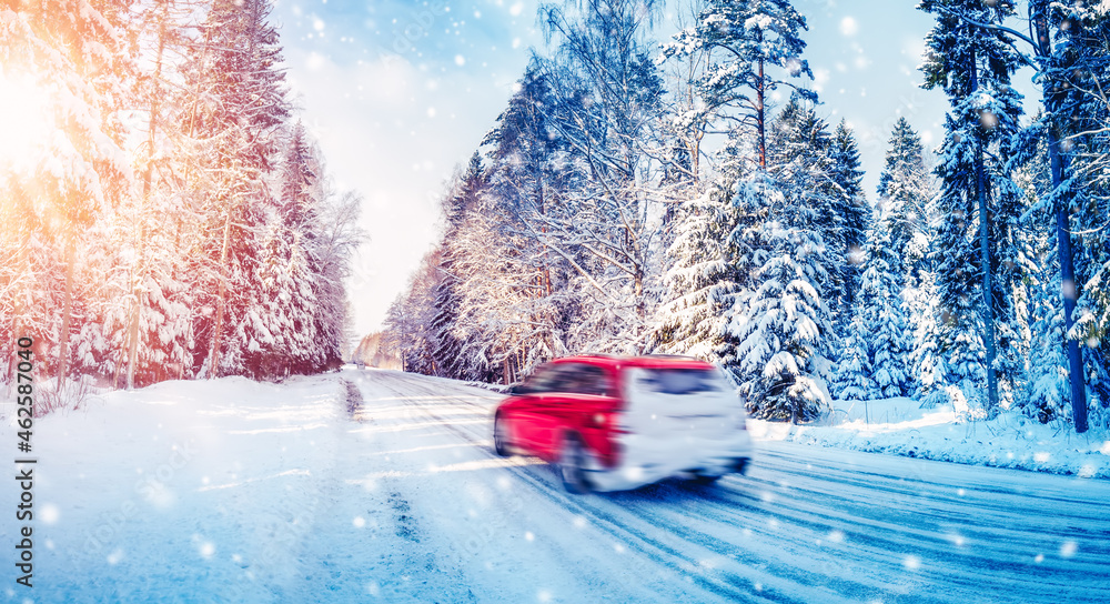 冬日里美丽的雪域乡村道路，雪中有车。