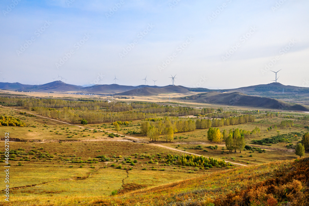 山顶上的风力涡轮机。秋天的山景。