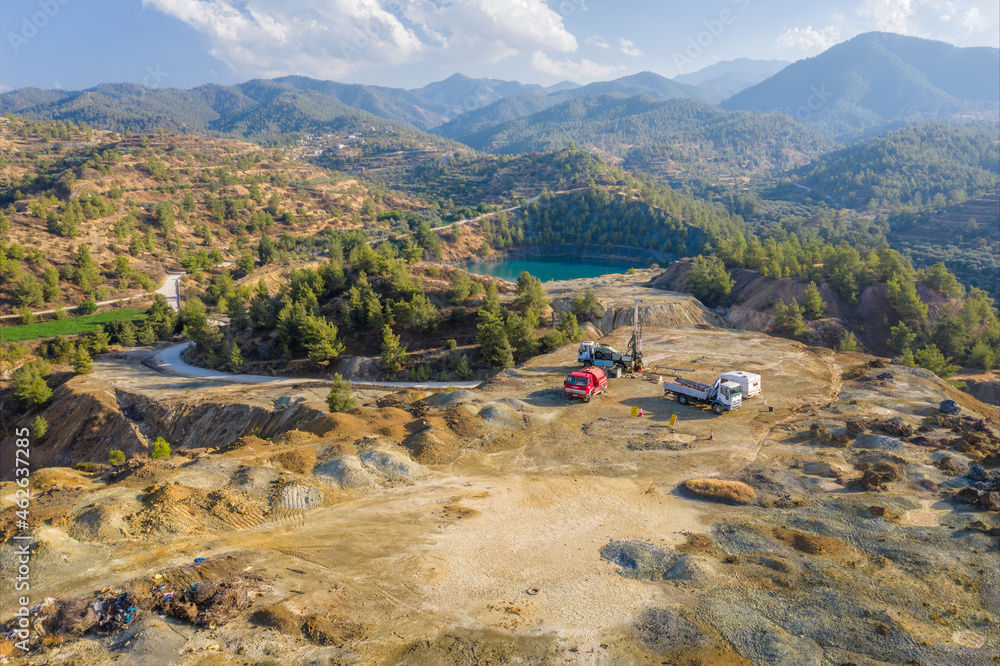 废弃铜矿的地质勘探。Xyliato弃土堆顶部的钻探机械