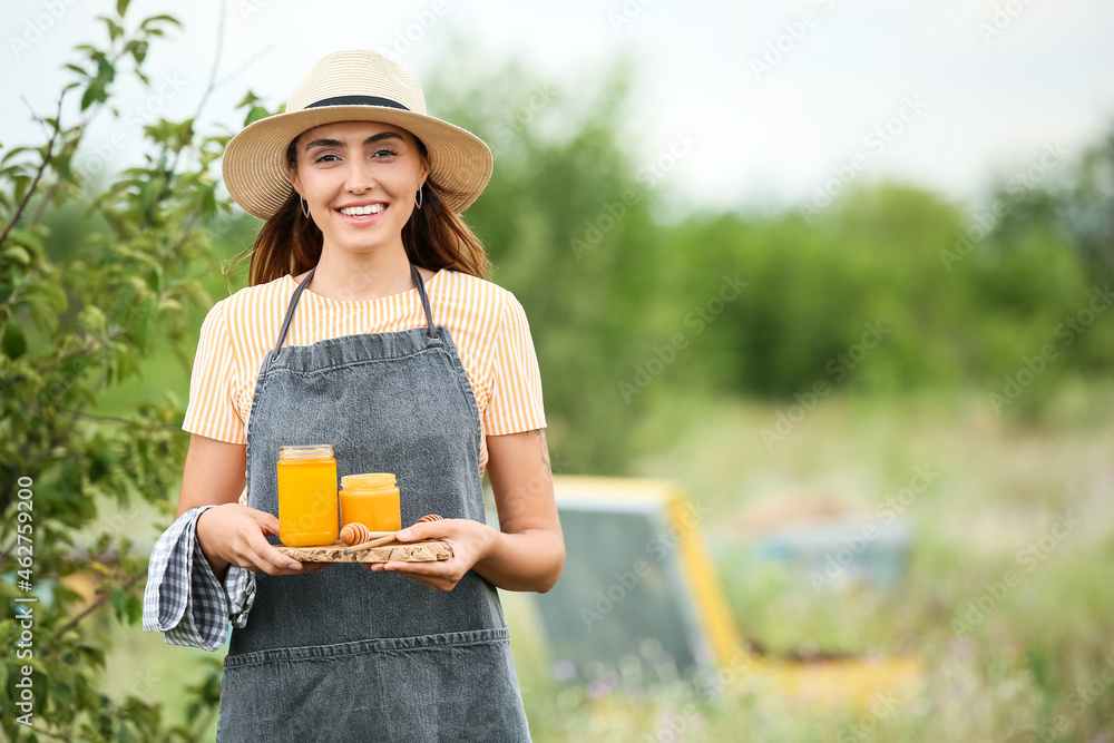 养蜂场带蜂蜜的女养蜂人