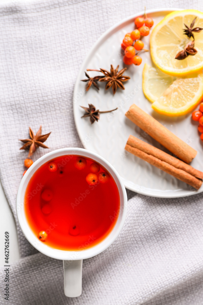 桌上有一杯美味的罗望茶和香料