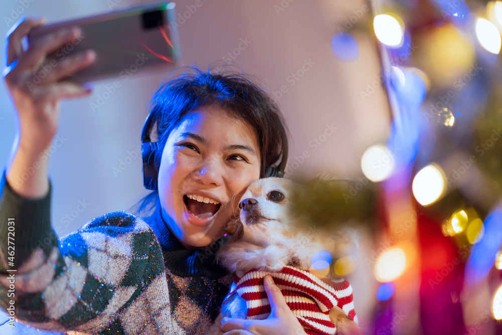 迷人开朗的亚洲女性穿着冬季布料手拉翻领毛衣圣诞服装e