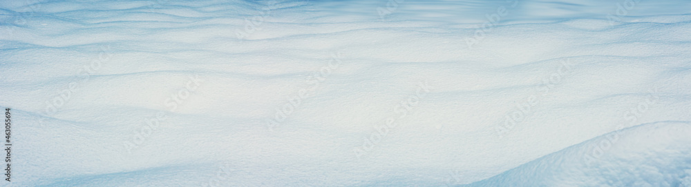 冬季晴朗的雪域全景。