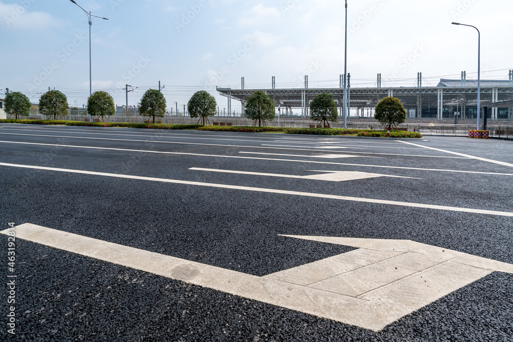 城市道路和地面上的白色指示箭头