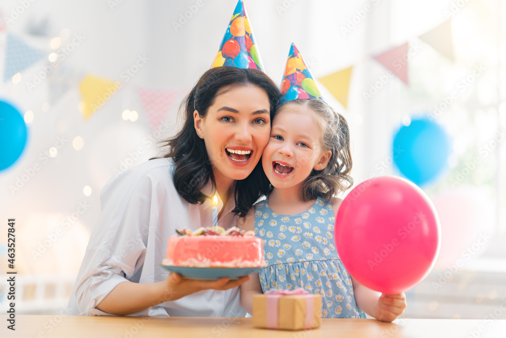 母亲和女儿正在庆祝生日。