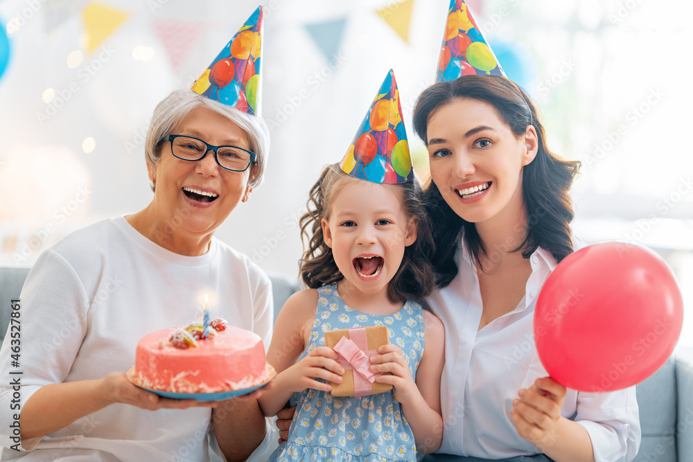 祖母、母亲和女儿正在庆祝生日。