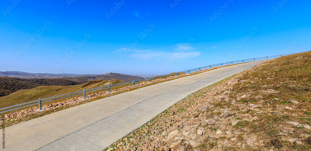 秋天的弯曲道路和山脉自然风光。道路和山脉背景。