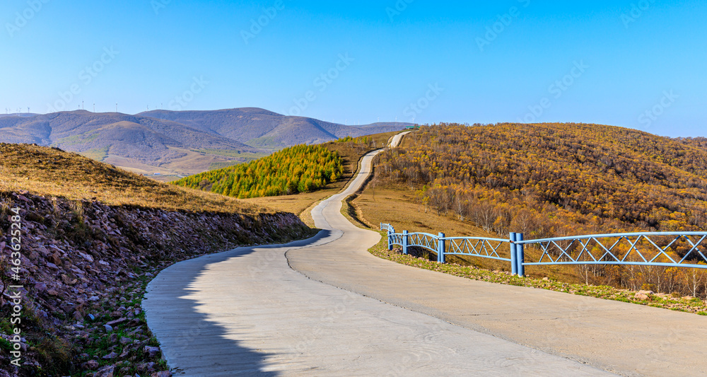 秋天弯曲的道路和美丽的山脉自然风光。道路和山脉背景。