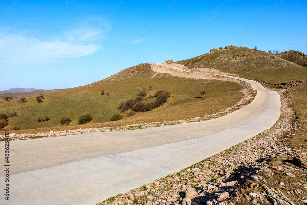 秋天的弯曲道路和山脉自然风光。道路和山脉背景。