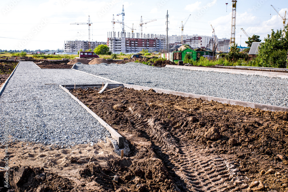 道路施工现场，石块和砾石