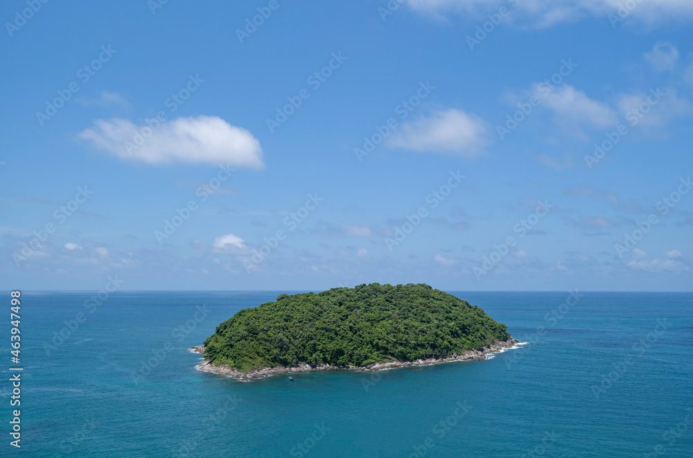 蓝天背景下热带海洋中小岛的鸟瞰景观令人惊叹的小岛