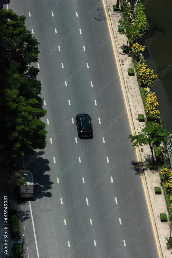 空荡荡的道路和车辆鸟瞰图