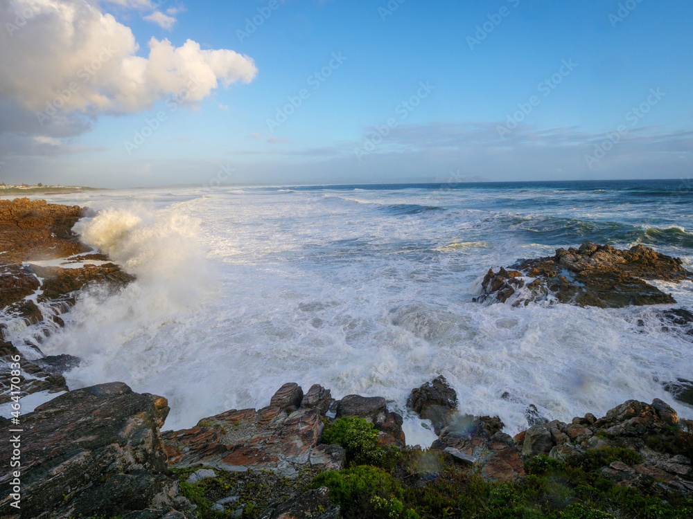 巨大的海浪冲击西弗斯角的岩石海岸线。赫尔曼。鲸鱼海岸。奥弗伯格。