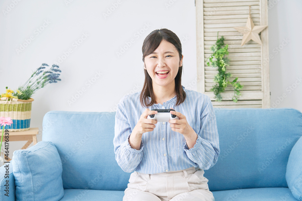 テレビゲームする女性