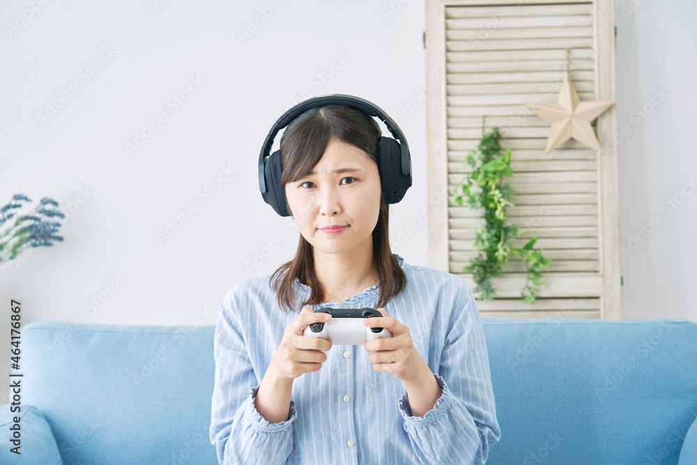 テレビゲームする女性