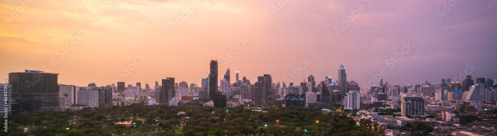 大都市市中心的夜景和高层建筑。宾夕法尼亚州的市中心商业区