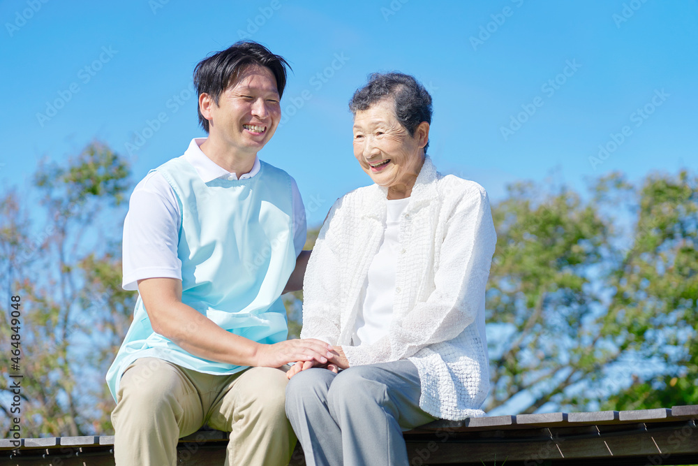 高齢者と話す介護士