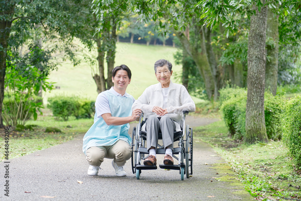 高齢者と介護士