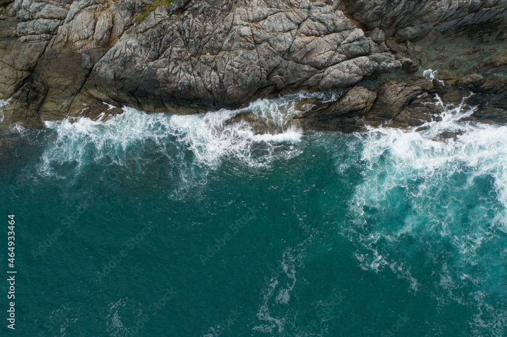 Aerial view of sea crashing waves White foaming waves on seashore rocks Top view Rocky coast