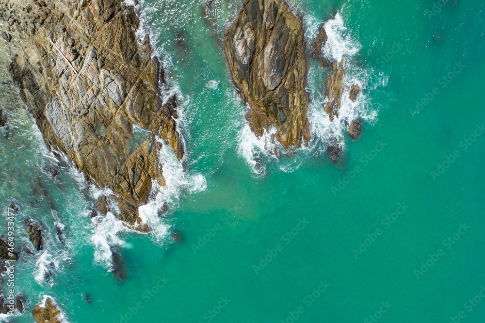 海浪冲击的鸟瞰图海岸岩石上白色的泡沫波浪俯视图梦幻般的岩石海岸