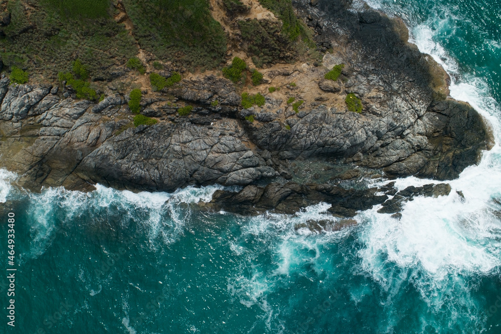 海浪冲击的鸟瞰图海岸岩石上白色泡沫的海浪俯视图岩石海岸