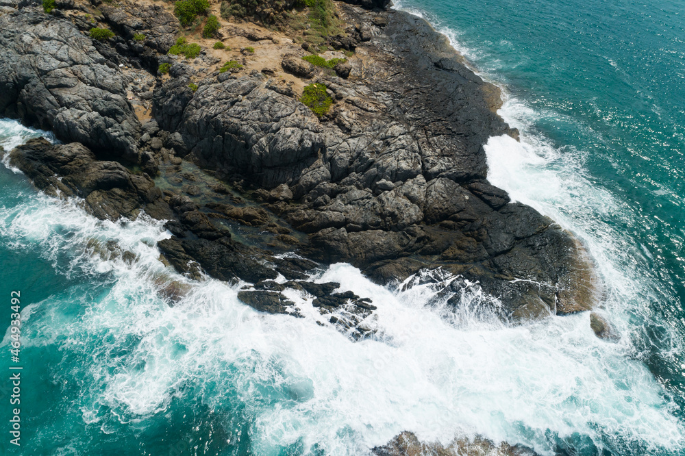 海浪冲击的鸟瞰图海岸岩石上白色的泡沫波浪俯视图梦幻般的岩石海岸