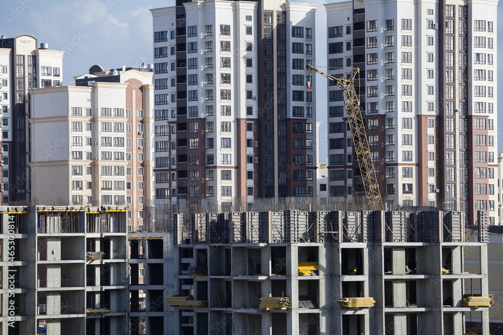 天空背景下的住宅建筑群