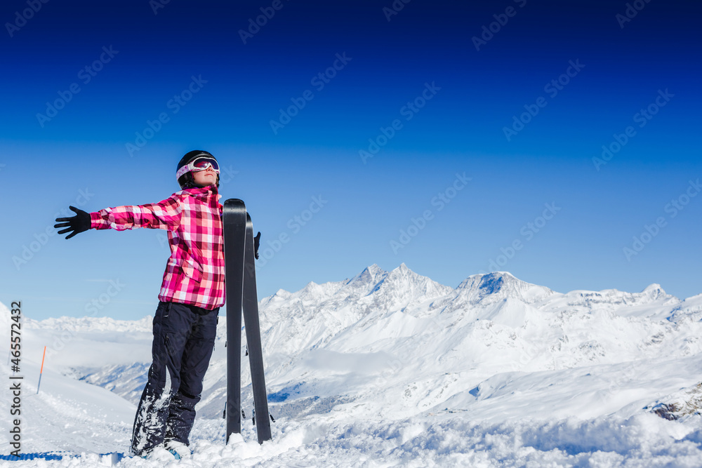 快乐的滑雪女孩戴着墨镜摆姿势