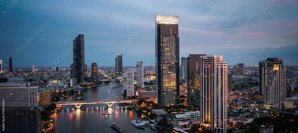 大都市市中心的夜景和高层建筑。宾夕法尼亚州的市中心商业区