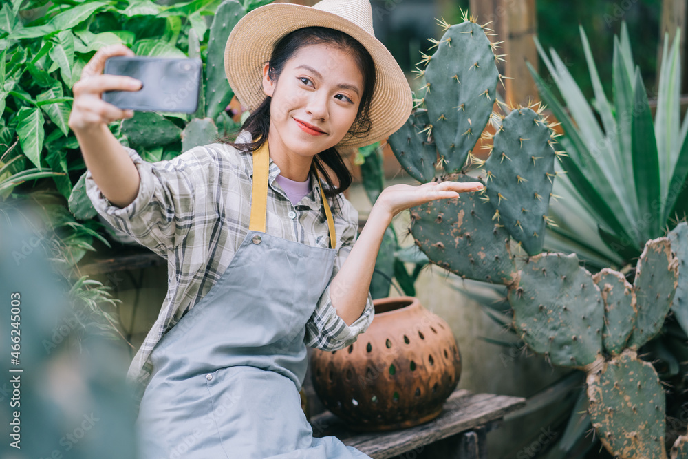 年轻的亚洲女人打理花园