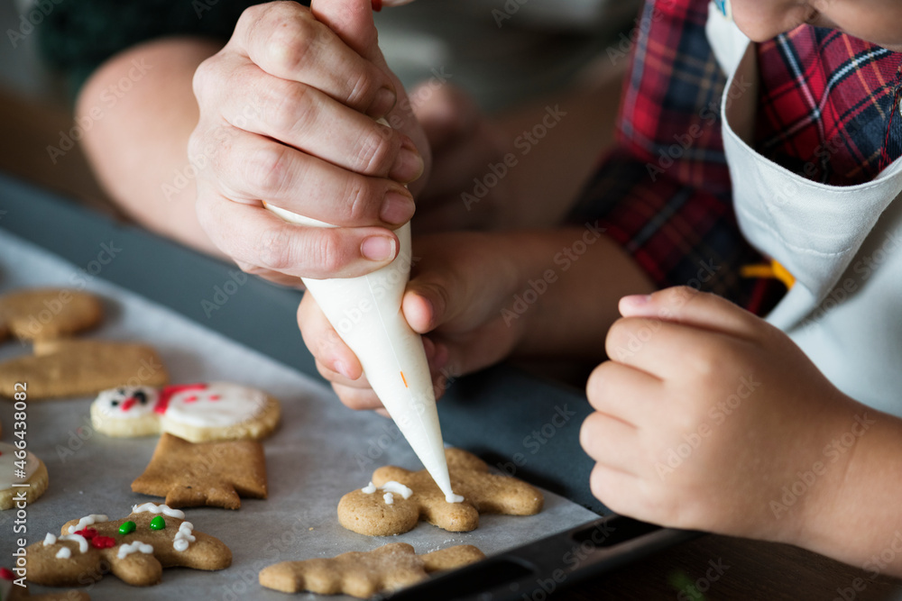 男孩和妈妈一起做姜饼饼干