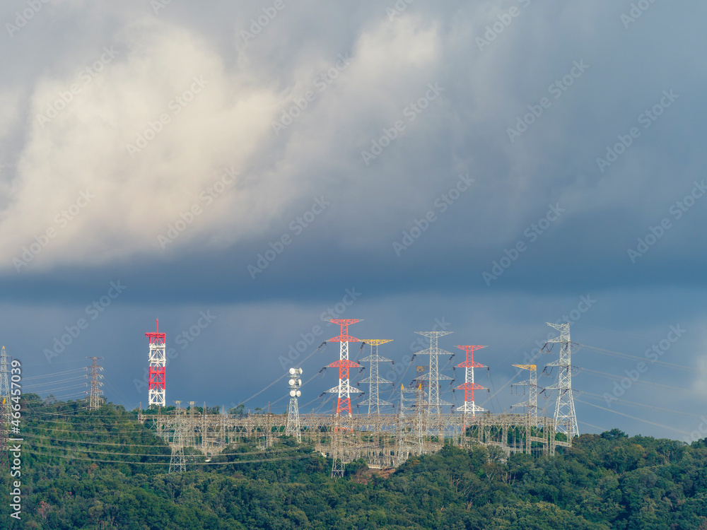 信貴山に建つ変電施設