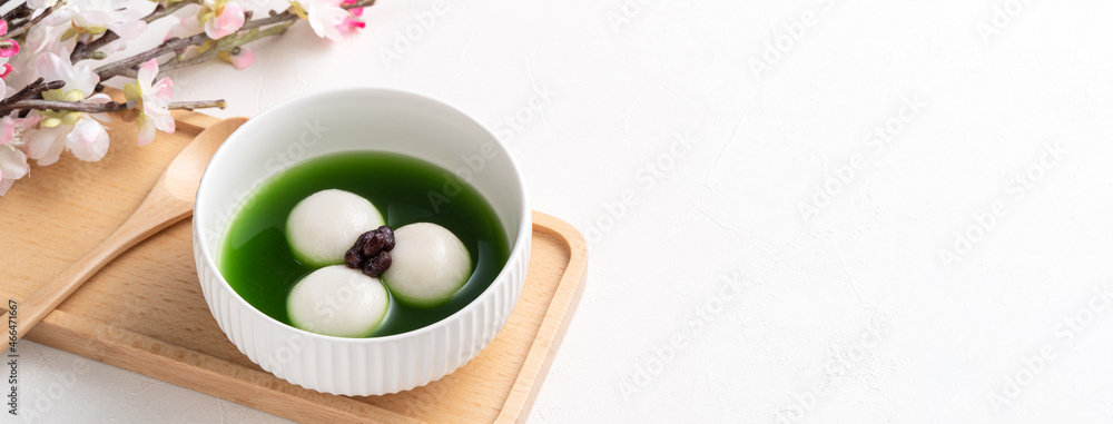 Matcha big tangyuan with red bean paste and matcha soup.