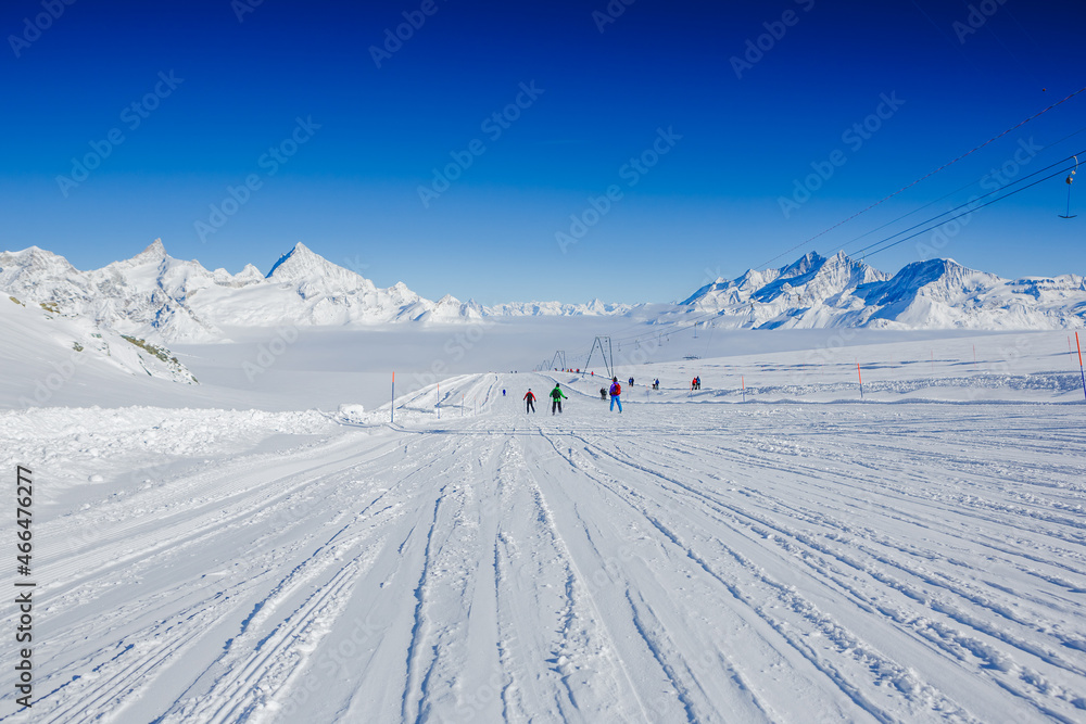 冬季山脉，全景-意大利阿尔卑斯山和滑雪场的雪峰