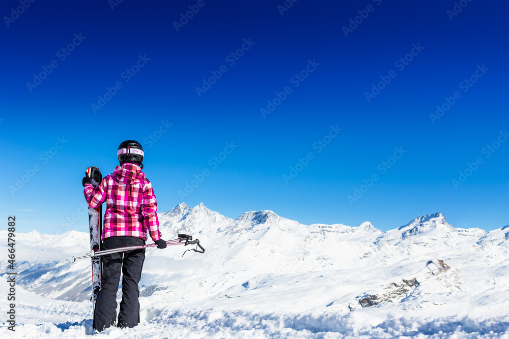 年轻快乐的女孩在雪山滑雪享受冬季时光