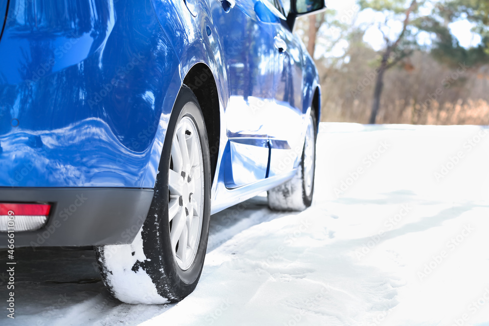 雪天户外现代汽车