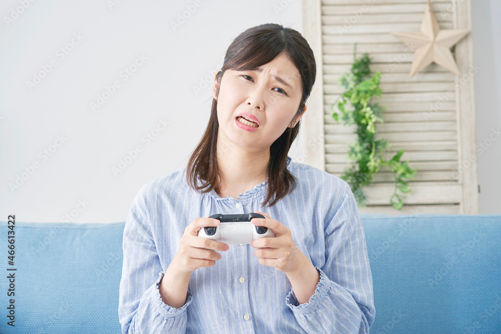 テレビゲームする女性　悲しい