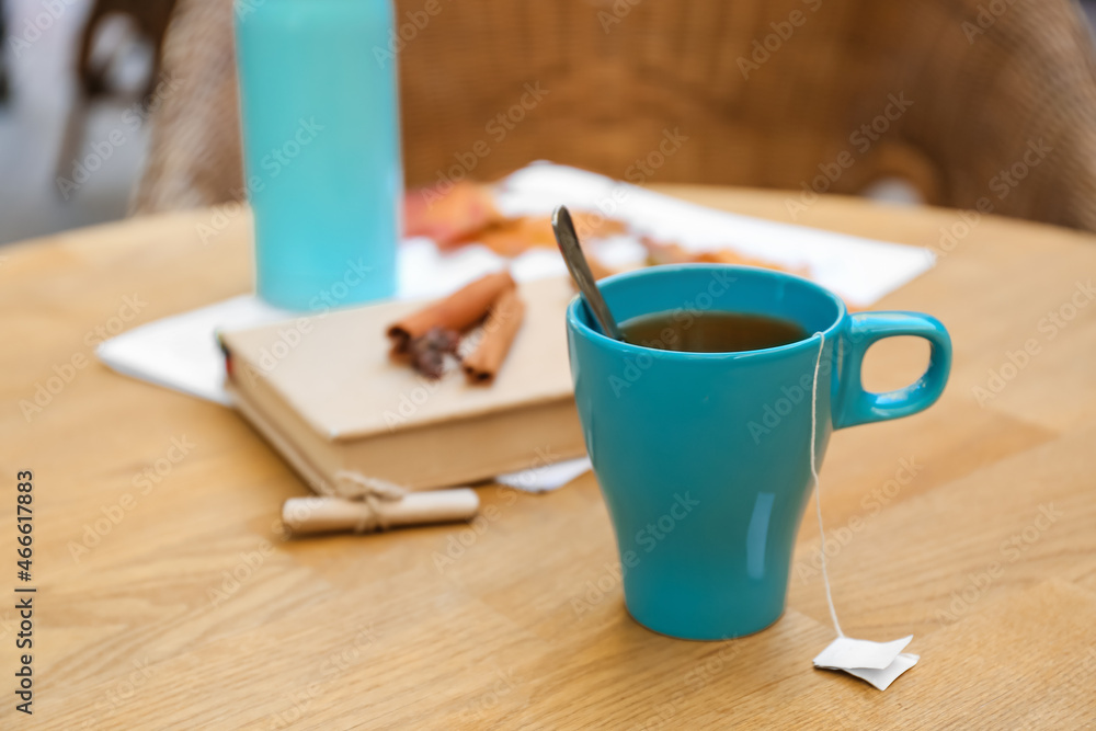 户外咖啡馆桌子上有茶包的蓝色杯子