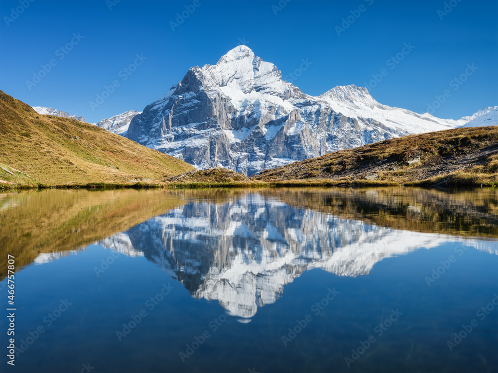 湖面上的高山和倒影。带湖的山谷。风景如画