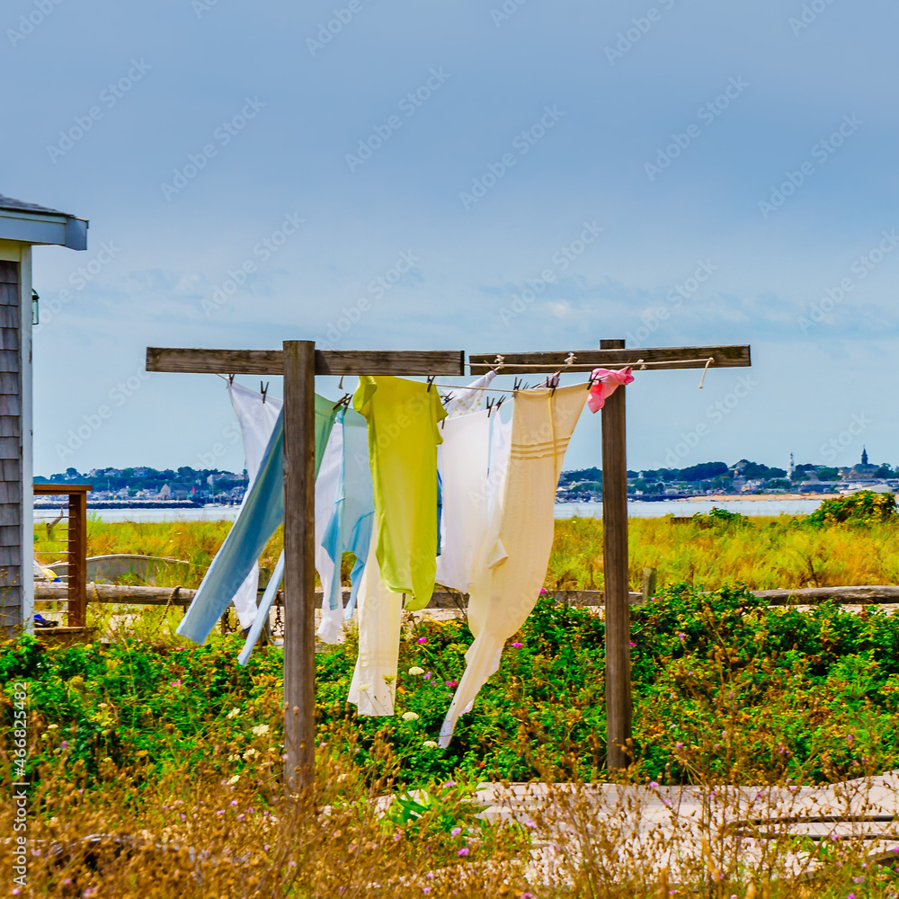 Provincetown Cape Code的衣服在街上烘干