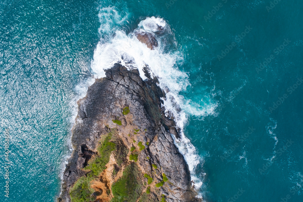 海浪冲击的鸟瞰图海岸岩石上白色泡沫的海浪俯视图岩石海岸