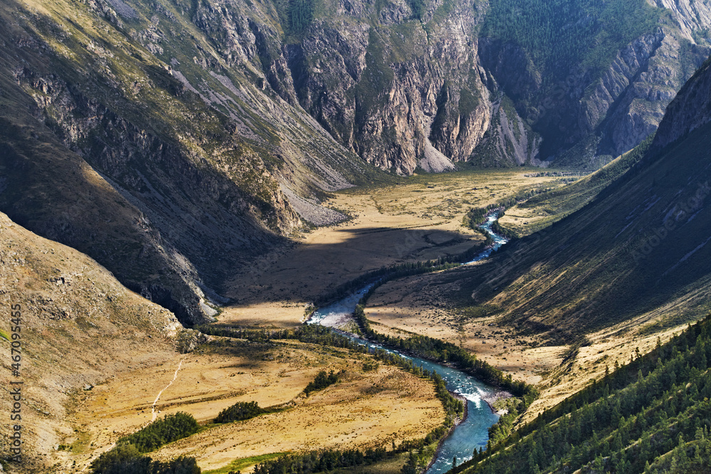 阿尔泰山脉的深河峡谷