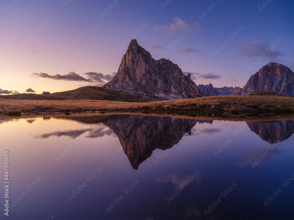 高山和湖面倒影。Giau Pass，Dolomite Alps，Italy。风景