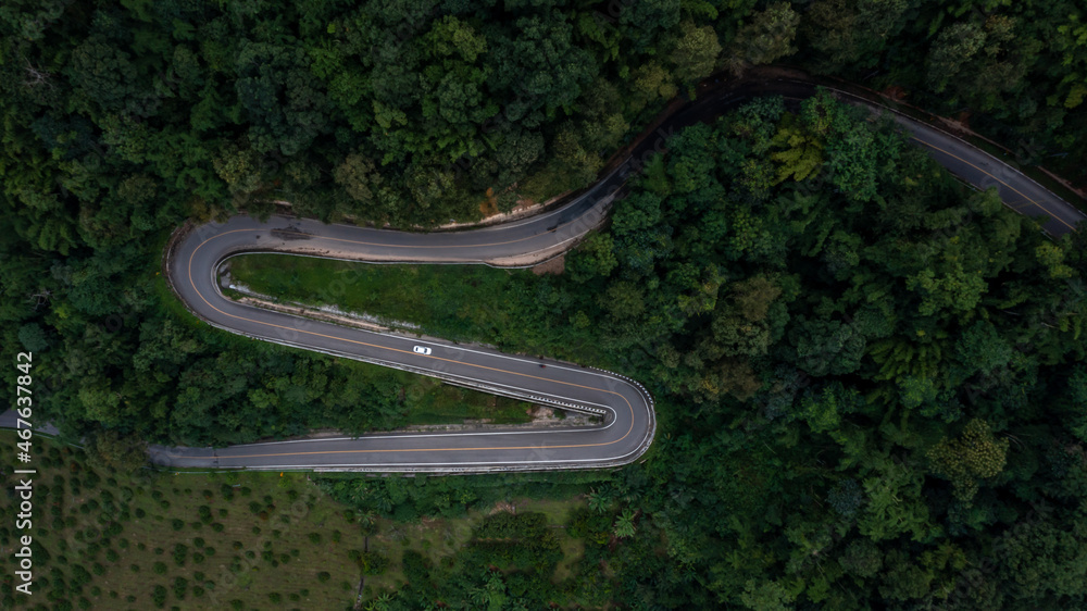 绿色森林的山口沥青公路鸟瞰图，穿过山谷的乡村公路