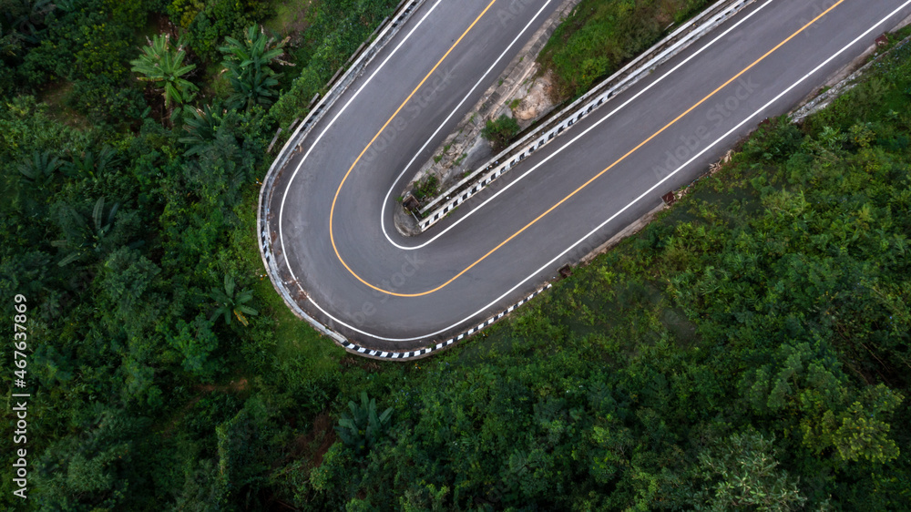 绿色森林的山口沥青公路鸟瞰图，穿过山谷的乡村公路