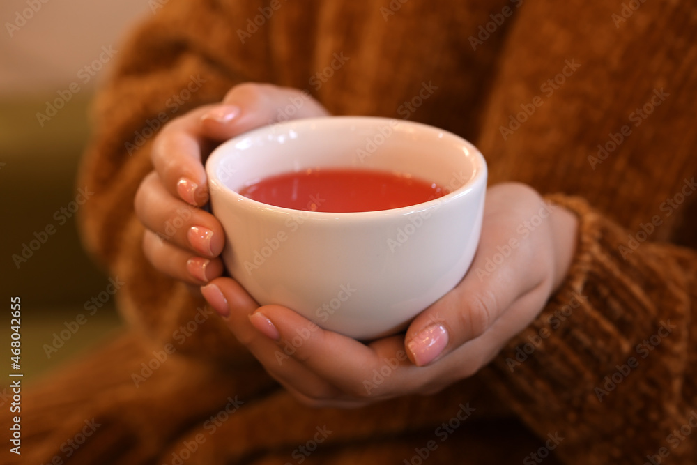 咖啡馆里喝着热茶的女人，特写