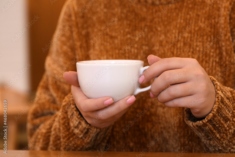 咖啡馆里喝着热茶的女人，特写