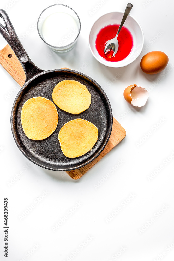 在白色背景上烹饪煎饼俯视图制作配料